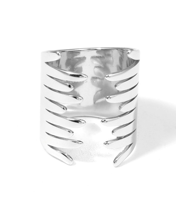 Anillo plateado con diseño en alas abrazadas
