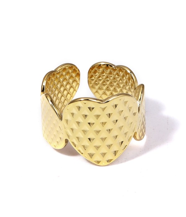 Anillo dorado de aros de corazones