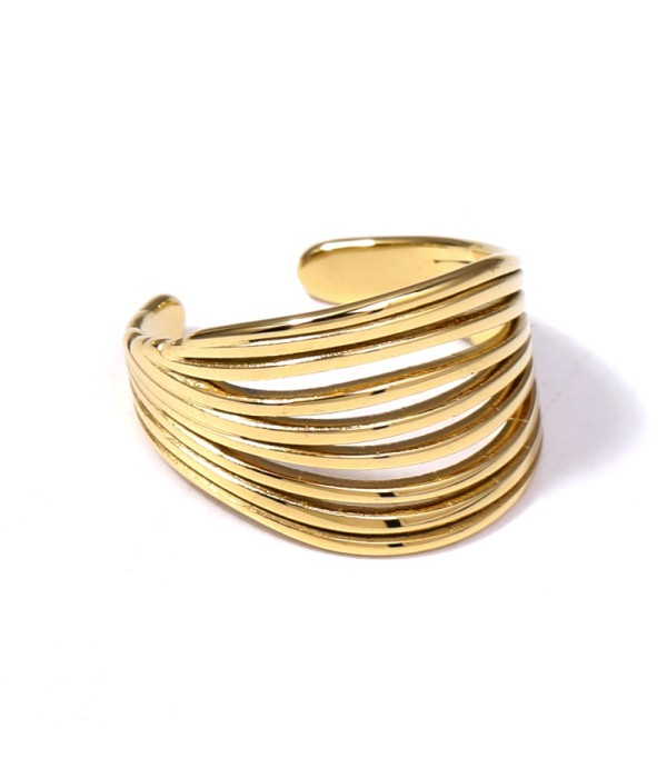 Anillo dorado con diseño de múltiples aros en forma de...