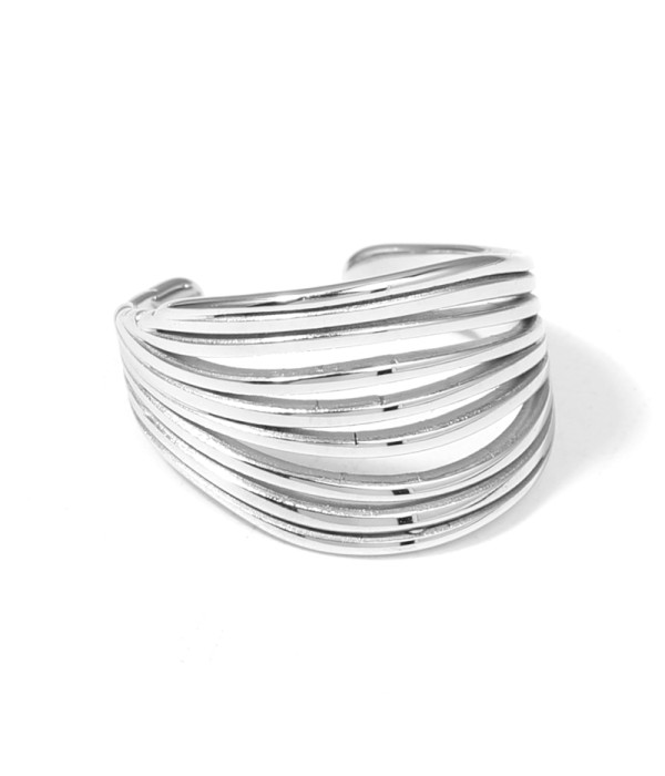 Anillo plateado con diseño de múltiples aros en forma de...