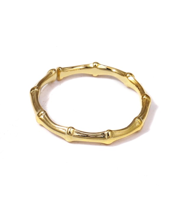 Anillo dorado con aros de bambú