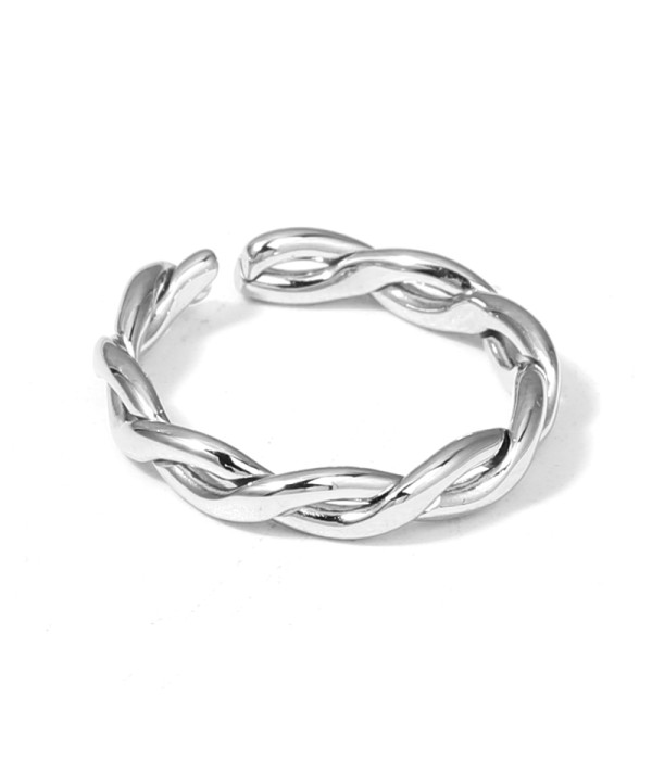 Anillo plateado con aro trenzado