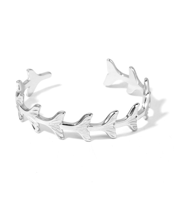Pulsera rígida plateada de aros de cola de pez