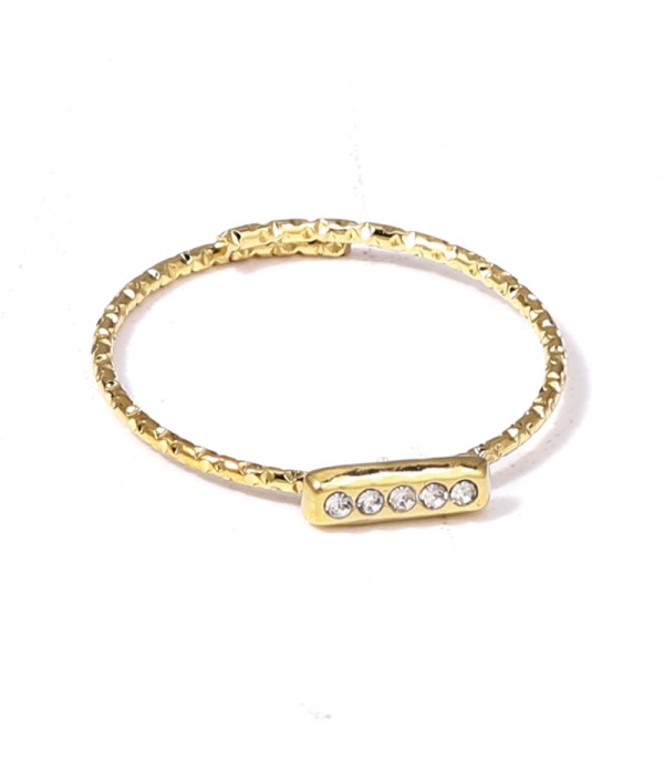 Anillo dorado con circonitas