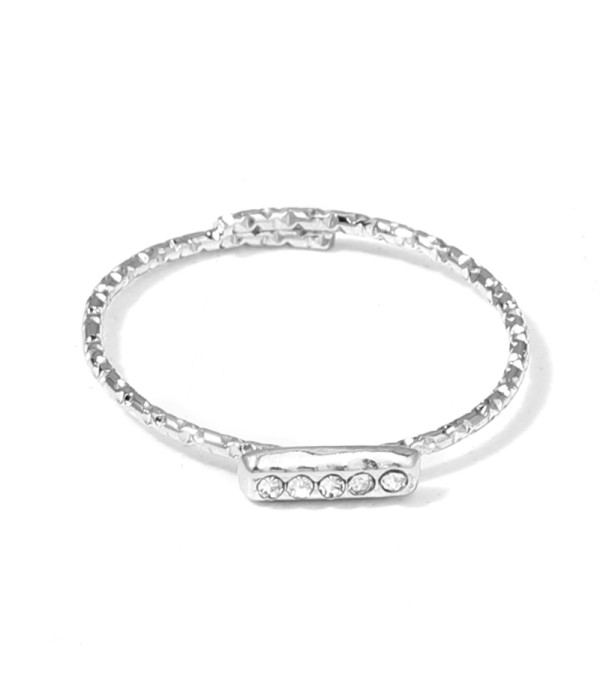 Anillo plateado con circonitas