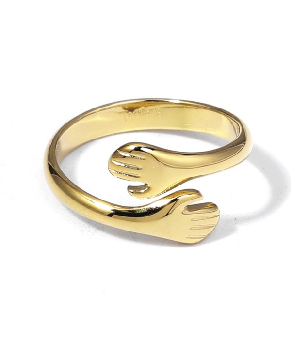 Anillo dorado con brazo abrazado
