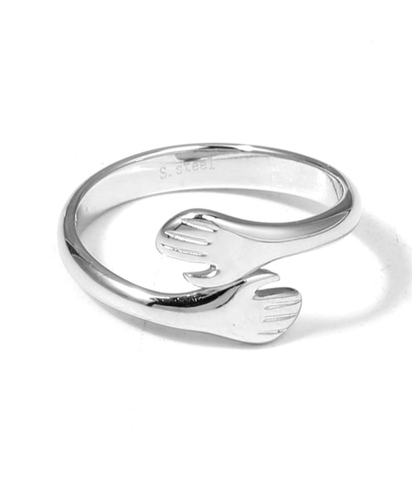 Anillo plateado con brazo abrazado