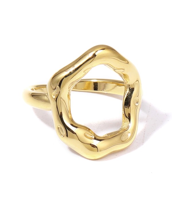 Anillo dorado con diseño geométrico