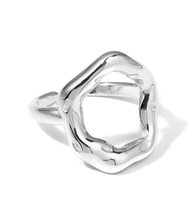 Anillo plateado con diseño geométrico