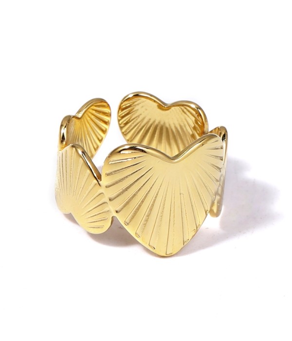 Anillo dorado de aros de corazones