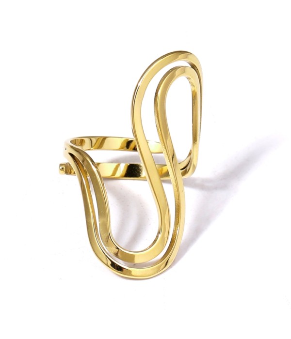 Anillo dorado con diseño en curvatura