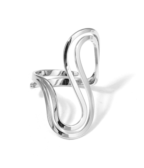 Anillo plateado con diseño en curvatura