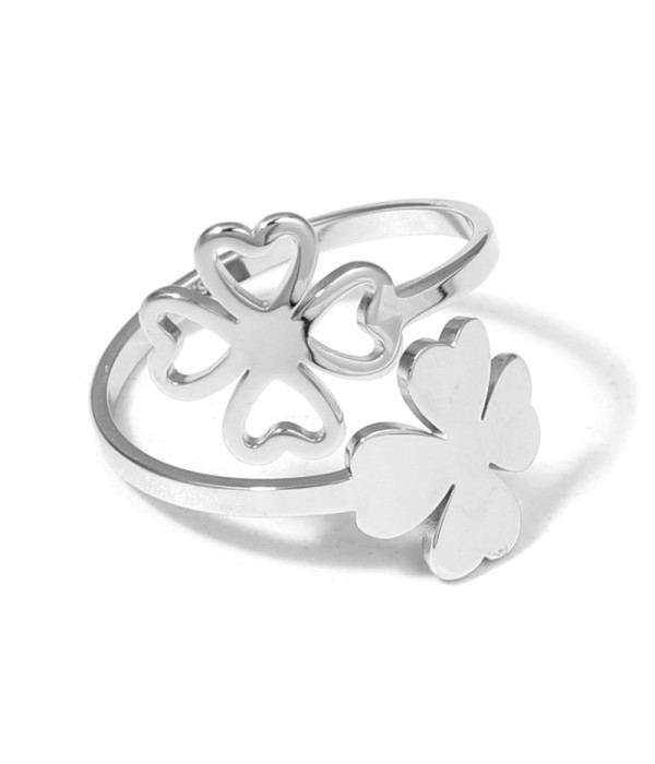 Anillo plateado con diseño de trébol de cuatro hojas