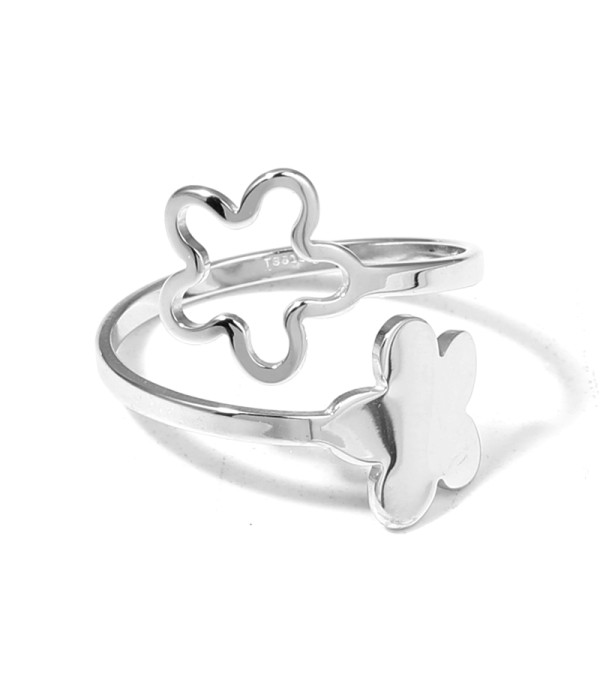 Anillo plateado con diseño de flor