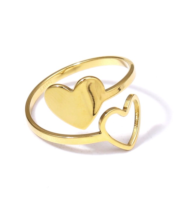 Anillo dorado con diseño de corazón