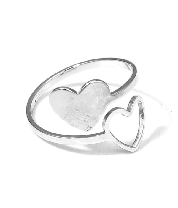 Anillo plateado con diseño de corazón