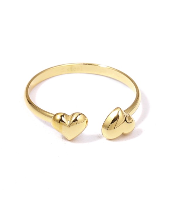 Anillo dorado con diseño de corazón
