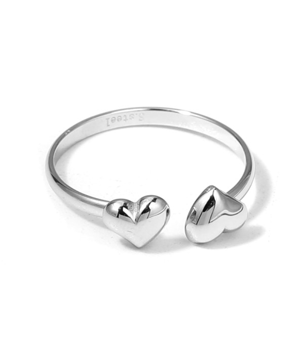 Anillo plateado con diseño de corazón