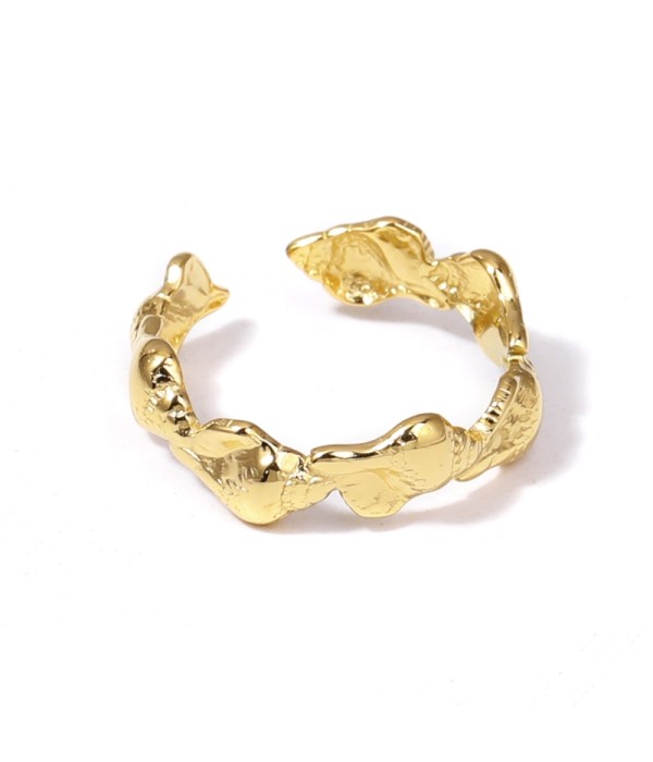 Anillo dorado de aros de conchas