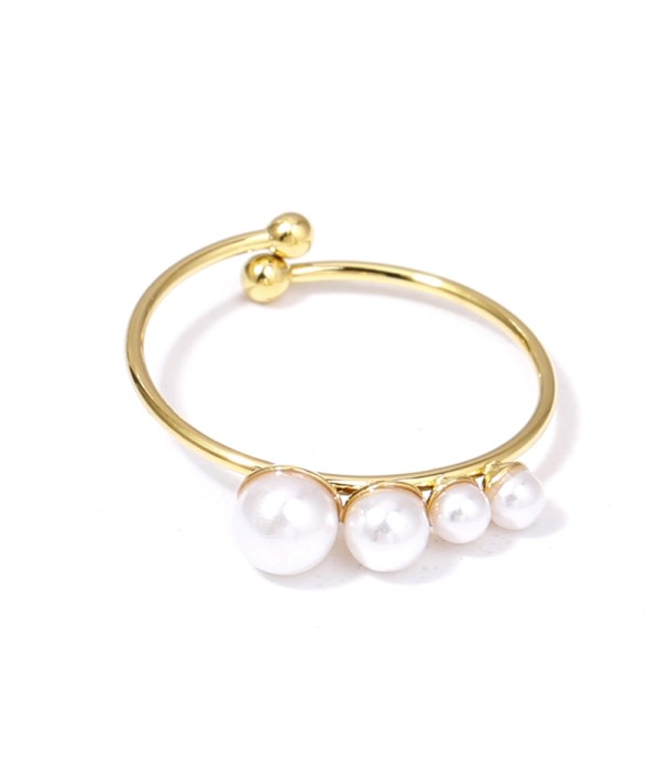 Anillo dorado con perlas