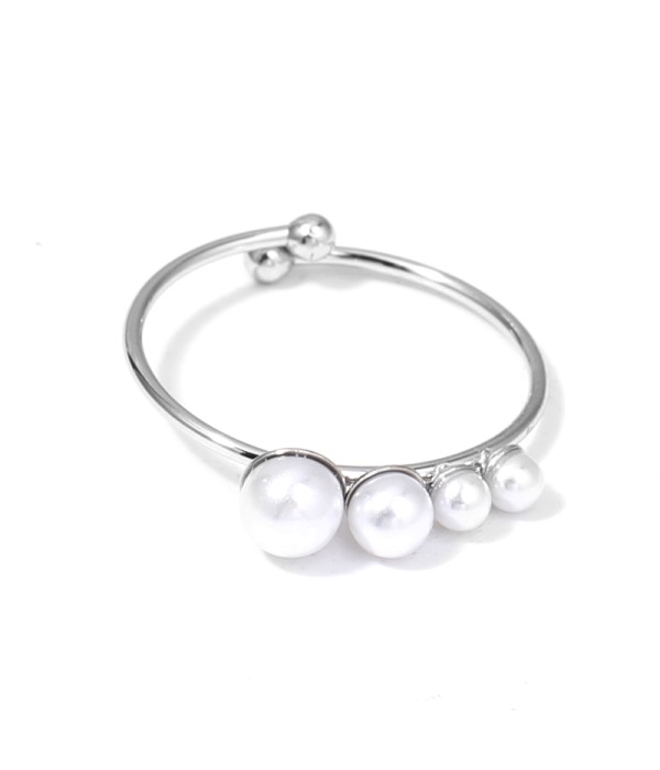 Anillo plateado con perlas