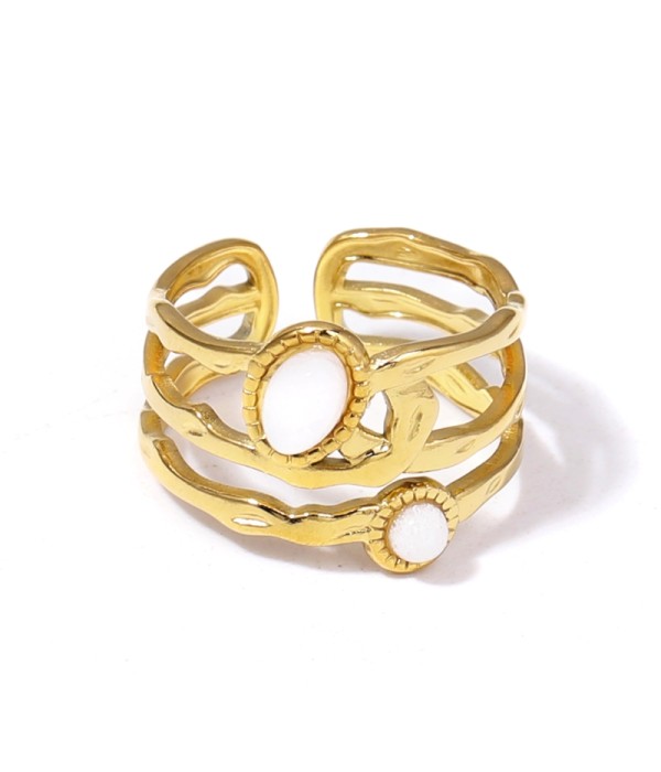 Anillo dorado con piedras