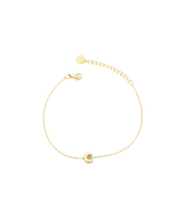 Pulsera dorada con colgante de letra C