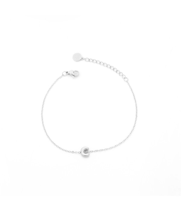 Pulsera plateada con colgante de letra C