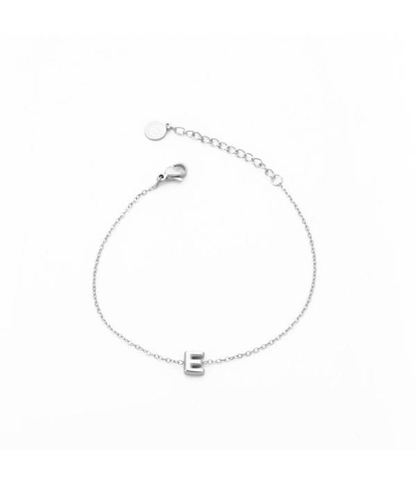Pulsera plateada con colgante de letra E