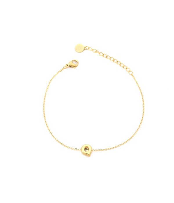 Pulsera dorada con colgante de letra Q
