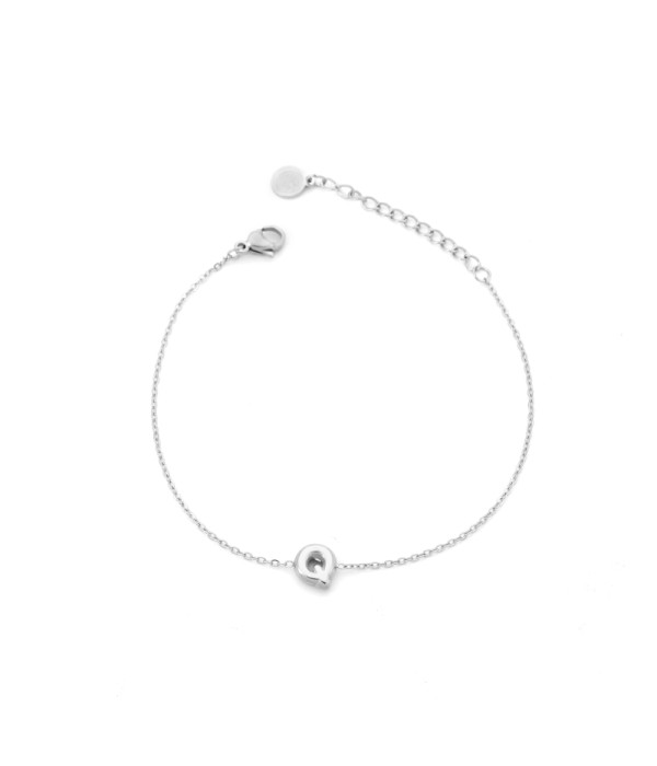 Pulsera plateada con colgante de letra Q