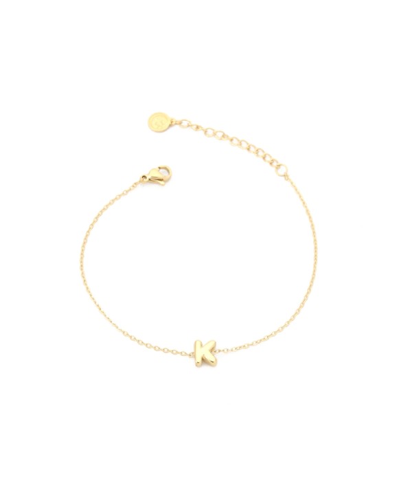 Pulsera dorada con colgante de letra K