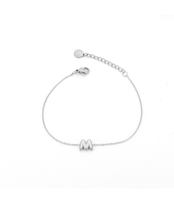 Pulsera plateada con colgante de letra M