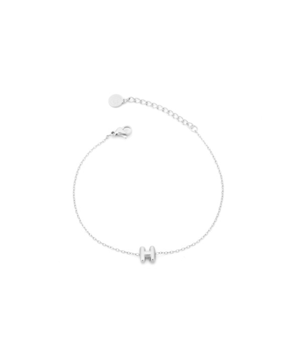 Pulsera plateada con colgante de letra H