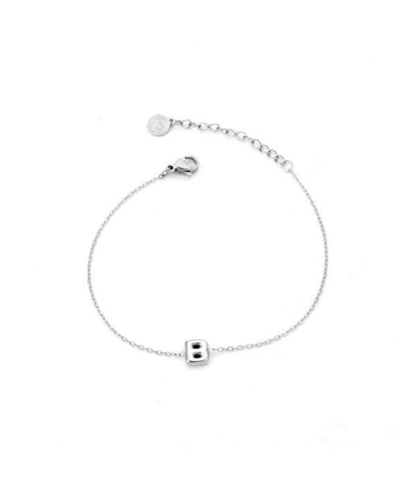 Pulsera plateada con colgante de letra B