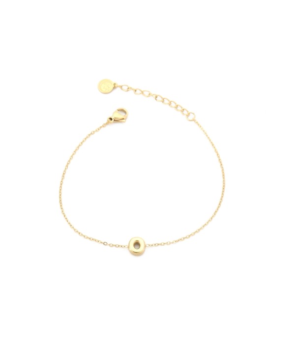 Pulsera dorada con colgante de letra O