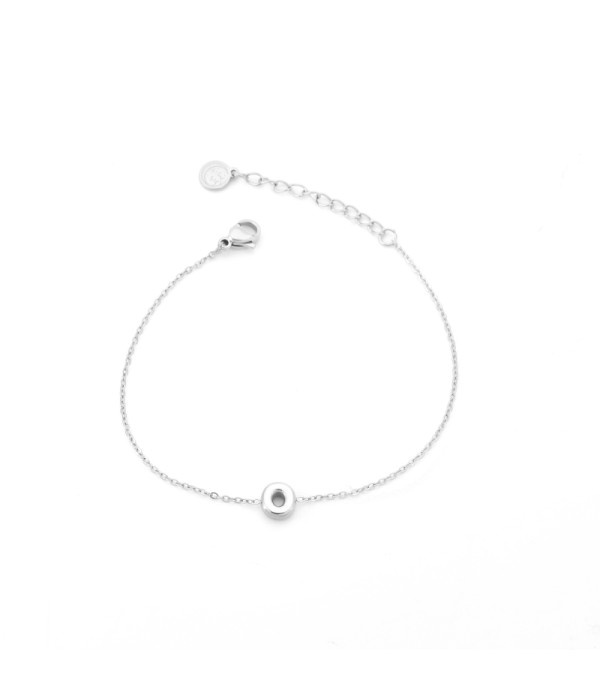 Pulsera plateada con colgante de letra O