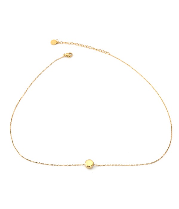 Collar dorado con círculo