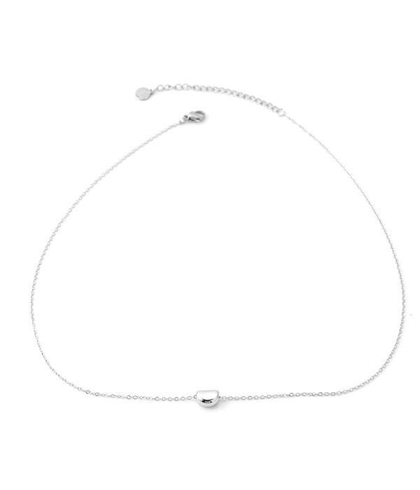 Collar plateado con semicírculo