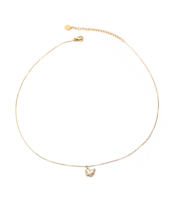 Collar dorado con mariposa