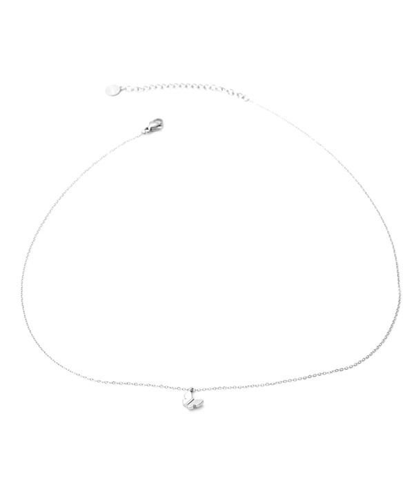 Collar plateado con mariposa
