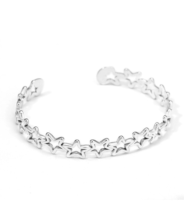Pulsera rígida plateada de aros de estrellas