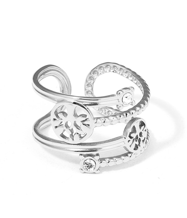 Anillo plateado con bandas entrecruzados