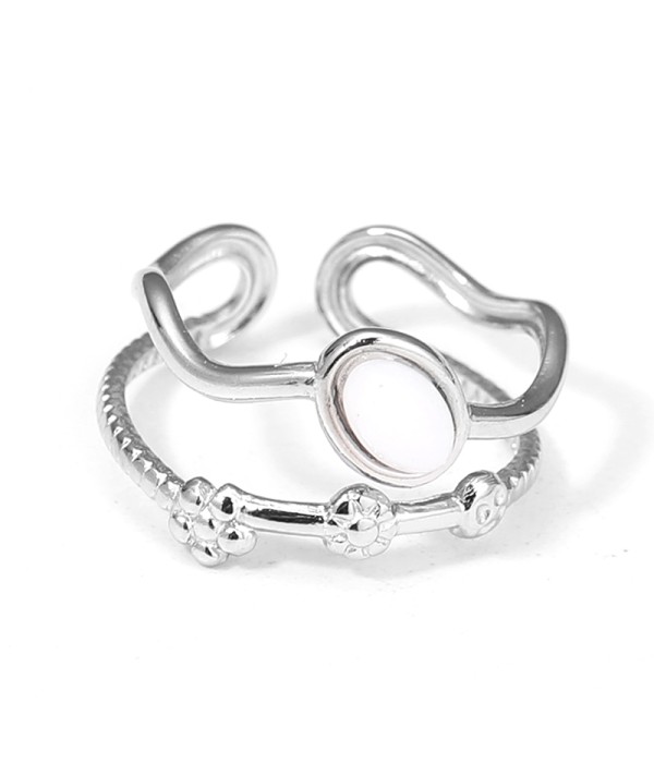 Anillo plateado con piedras