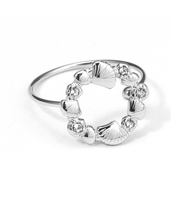 Anillo plateado con arco de vieiras y circonitas