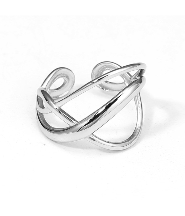 Anillo plateado curvado