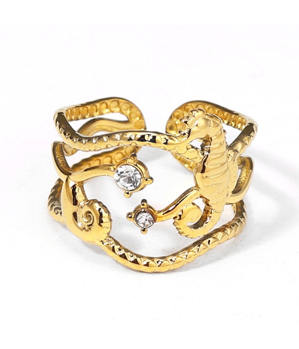 Anillo dorado con bandas curvadas y entrecruzados