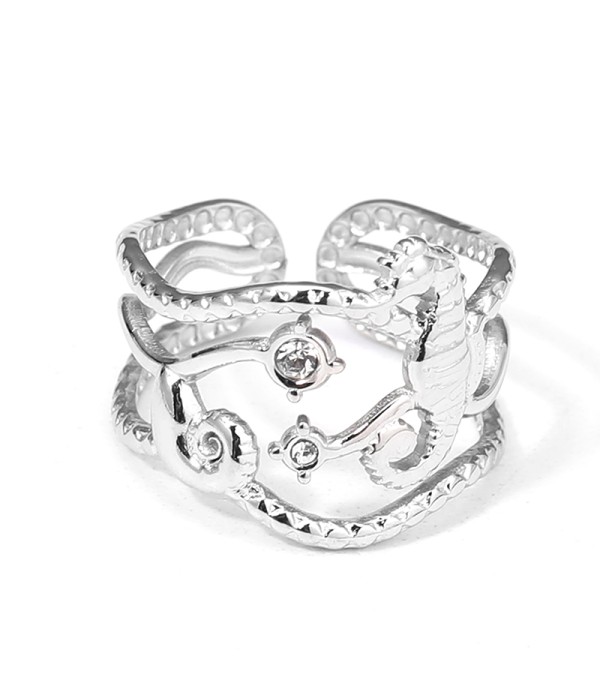 Anillo plateado con bandas curvadas y entrecruzados