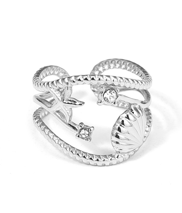 Anillo plateado con bandas curvadas y entrecruzados