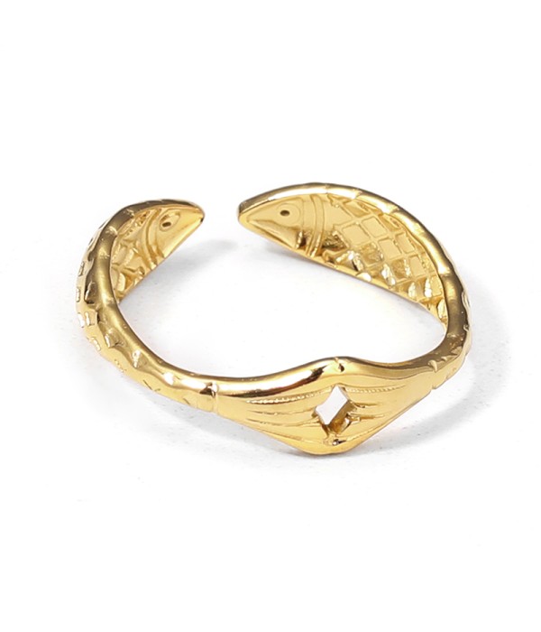 Anillo dorado de aros de pez